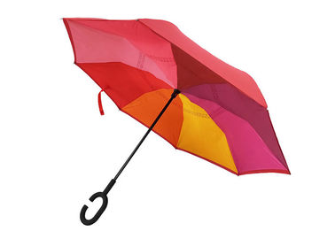 まっすぐな折る折る逆にされた傘、車の逆の傘のCによって形づけられるハンドル