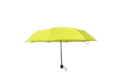 黄色い女性自己の折る傘は、離れた傘マニュアルの開いた終わりを折ります