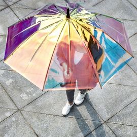 多彩な虹色のホログラム雨風の強い日の透明な雨傘