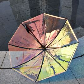 多彩な虹色のホログラム雨風の強い日の透明な雨傘