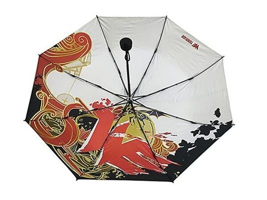 傘を折っている紫外線妨害の防風の女性