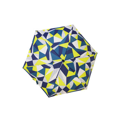 マニュアルの開いた3人の折る小型女性傘を印刷するデジタル