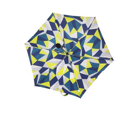 マニュアルの開いた3人の折る小型女性傘を印刷するデジタル