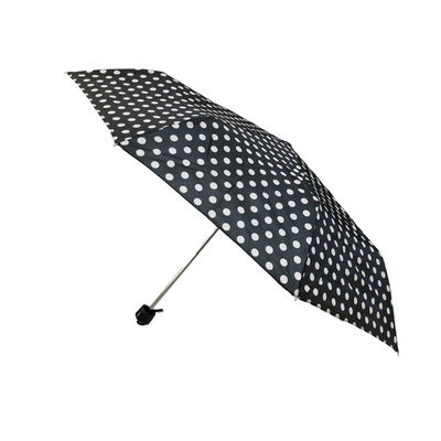 傘を折っている携帯用ポリエステル生地の女性