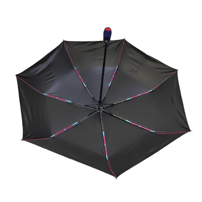 日曜日の自動開いた近いブロック3は黒いコーティングが付いている傘を折る