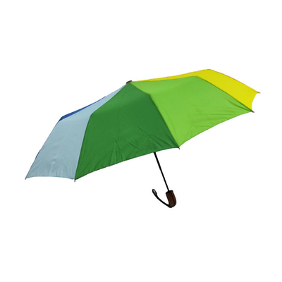 旅行のための傘を折っているBSCIの虹色ポリエステル190Tコンパクトの女性