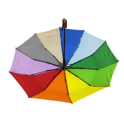 旅行のための傘を折っているBSCIの虹色ポリエステル190Tコンパクトの女性