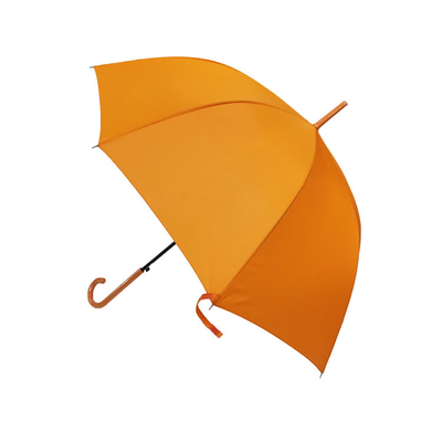 繭紬の生地の金属フレームの女性によっては傘の自動オレンジ色が雨が降る