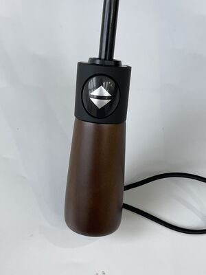 伝統的な 木製 の 手柄 の 雨傘 最大 の 耐久性 と スタイリッシュ な 外見 を 確保 する ため に 設計 さ れ た ビジネス や 休憩 に 適し な