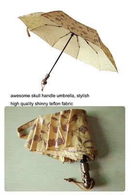 頭骨を扱う人のための折り畳み式の防風の傘をよじ登りなさい