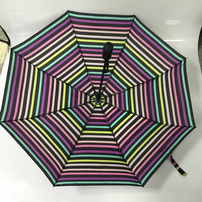 女性自動車の開いた近い繭紬の生地のコンパクトの折る傘