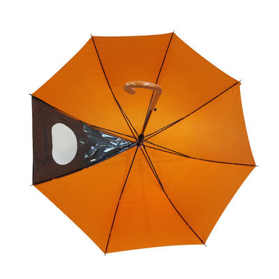繭紬の生地の金属フレームの女性によっては傘の自動オレンジ色が雨が降る